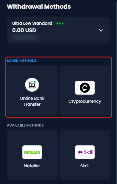 หน้าจอเลือกช่องทางถอนเงินของ XM กรอบสีแดงที่ Saved Methods เหนือ Neteller และ Skrill ใน Available Methods